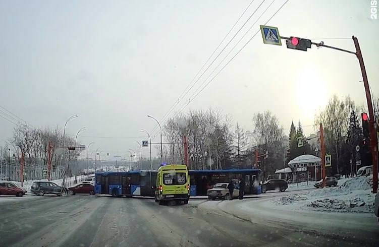 На кемеровском перекрестке произошло ДТП с участием пассажирского автобуса