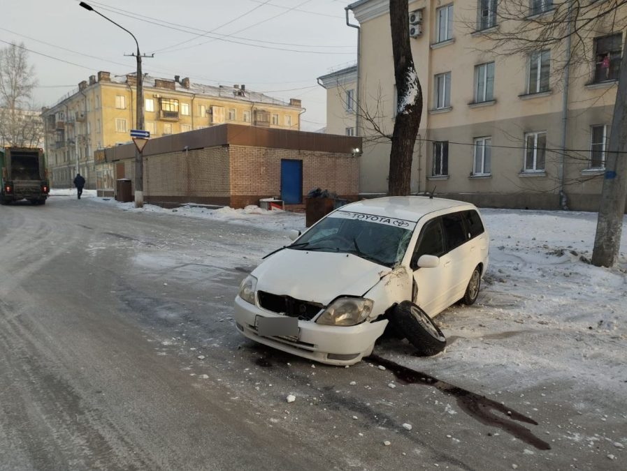 В Кузбассе мужчина въехал в опору освещения