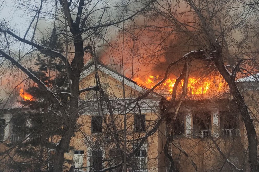 Крупный пожар в Новокузнецке тушили два часа