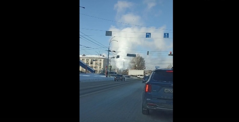 Видео: столб пара в несколько метров появился в Кемерове на оживленном перекрестке