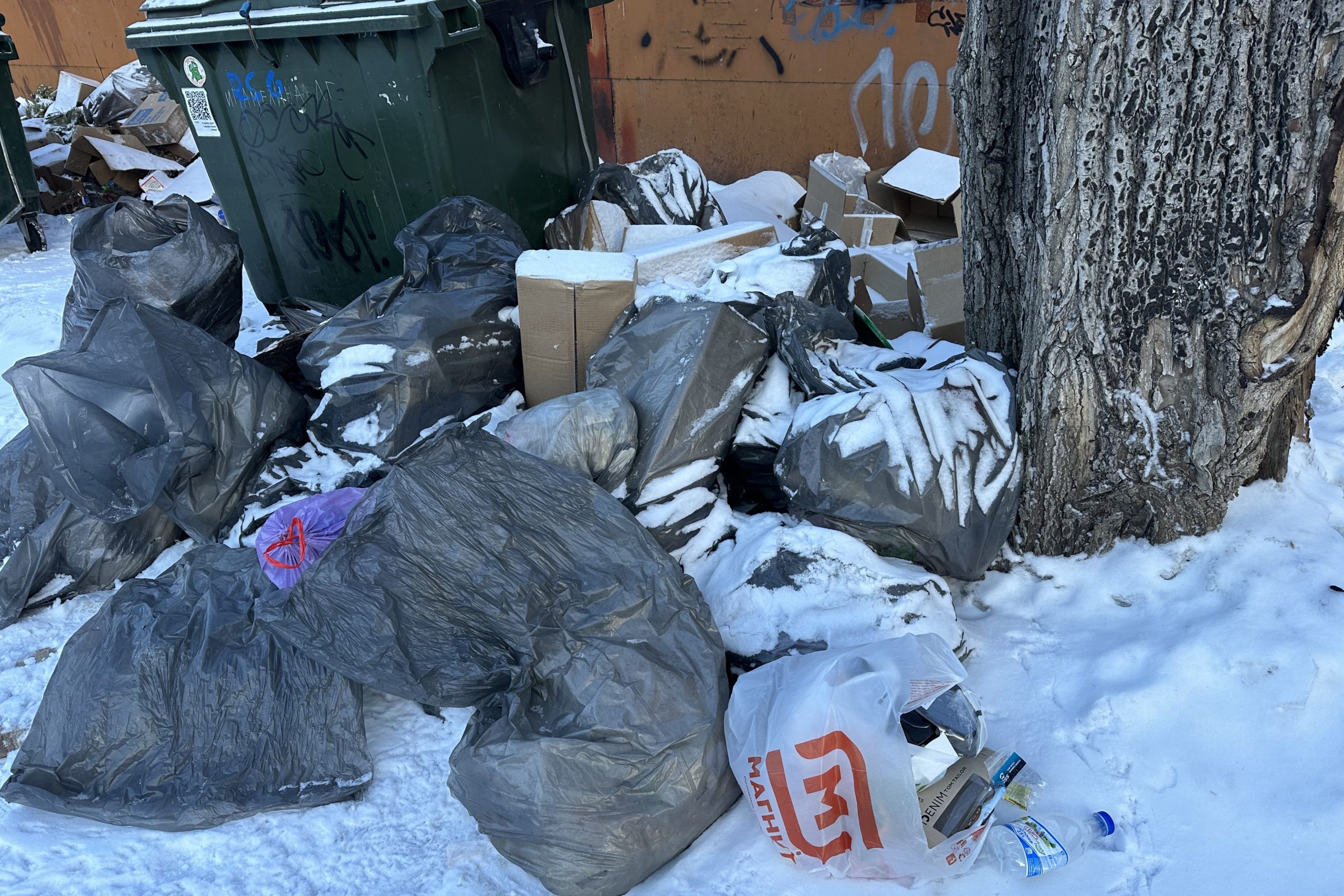 Кузбассовцам объяснили, почему их улицы тонут в мусоре