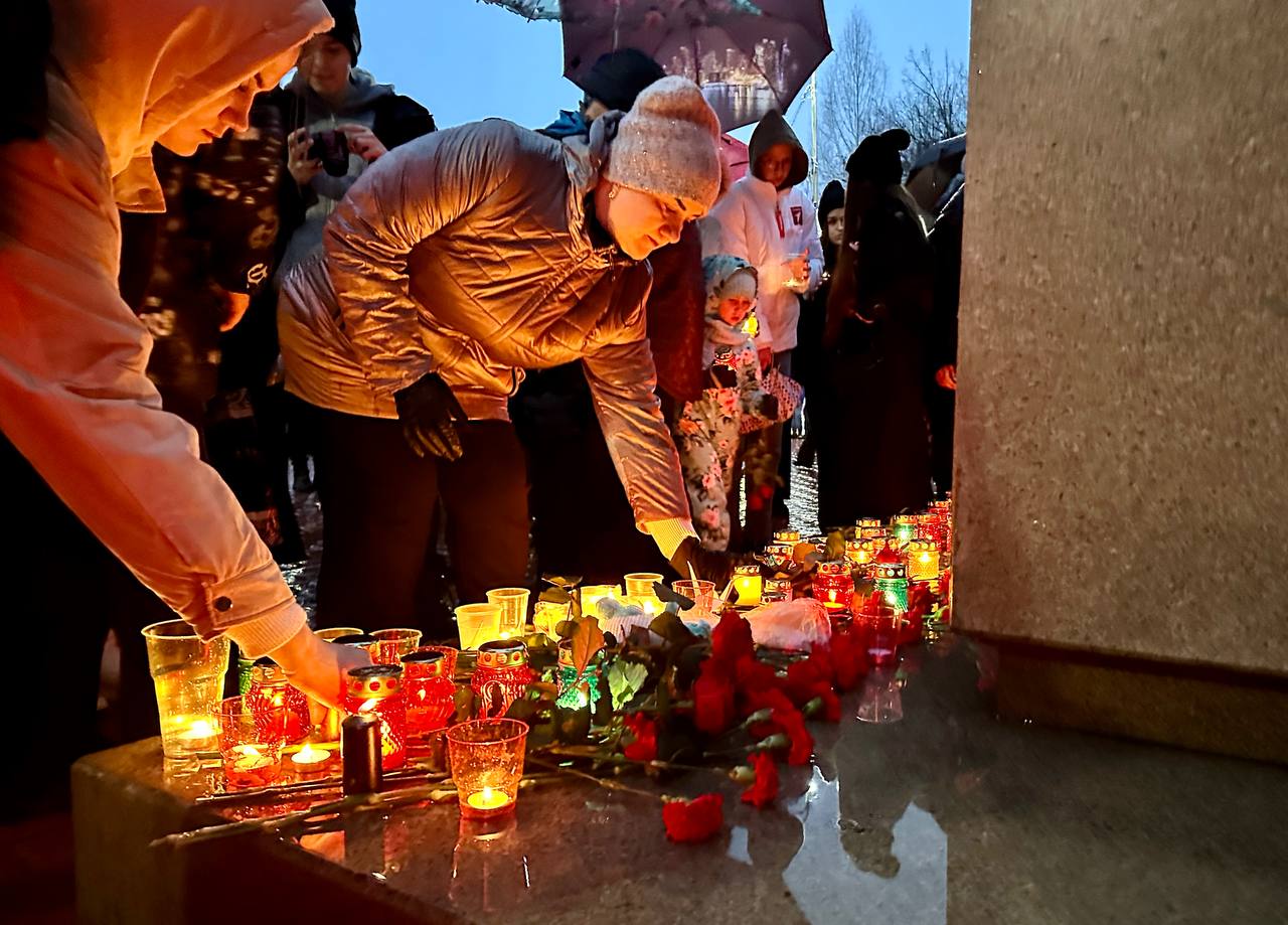 Кузбассовцы зажгли свечи в память о погибших в «Крокус Сити Холле»