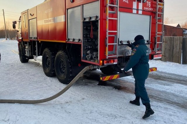 В Сибири горит гаражный бокс на площади более 2 тысяч «квадратов»