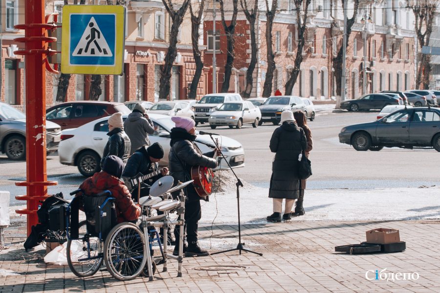 В городе весна: уличные музыканты радуют кемеровчан 