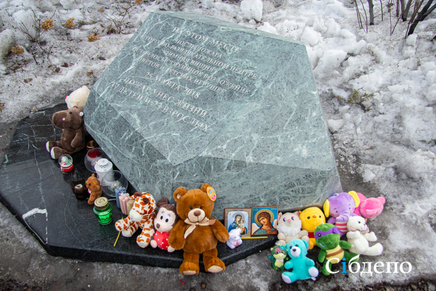 Кемеровчане почтили память погибших в страшном пожаре в ТЦ «Зимняя вишня»