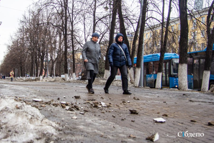 В центре Кемерова со «сталинки» свалился огромный кусок штукатурки 