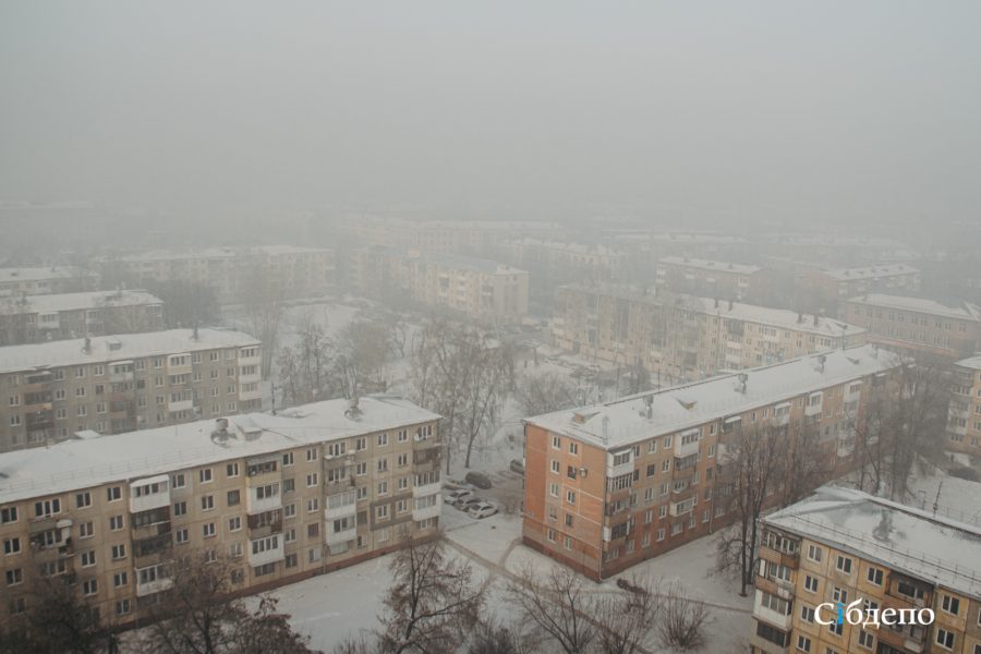 В Кемерове парень провалился в яму с водой на детской площадке