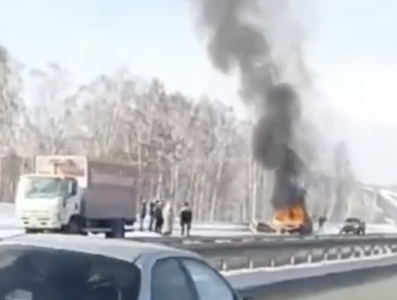 Соцсети: на кузбасской трассе сгорела машина