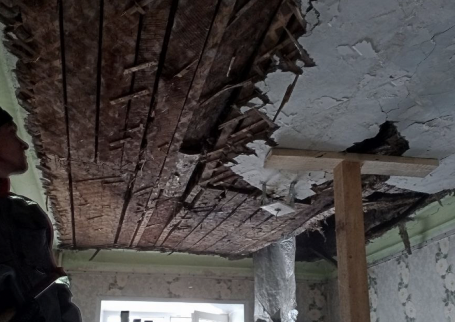 «Падает, уходи!»: кузбассовцы засняли на видео обрушение потолка в многоквартирном доме