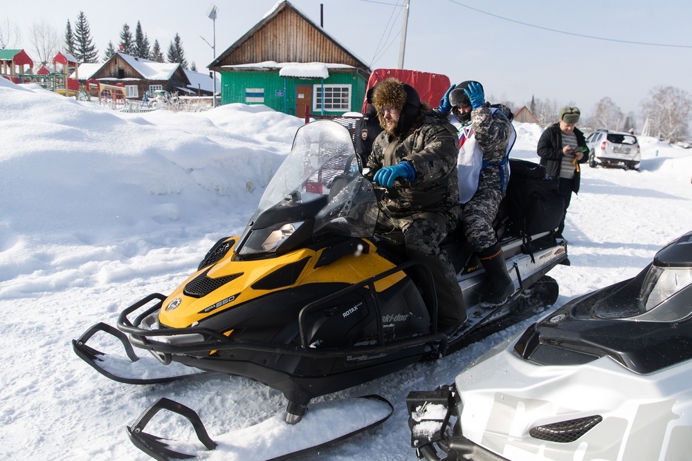 Ответственные люди на снегоходах разъезжают по Кузбассу с важной миссией