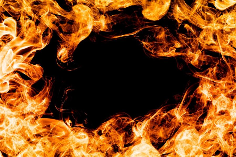 Более 10 человек спасли МЧС из горящего дома в российском регионе