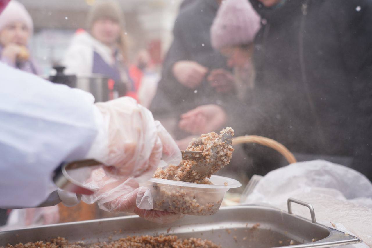 Никто не уйдет голодным: на избирательных участках Кузбасса запахло едой