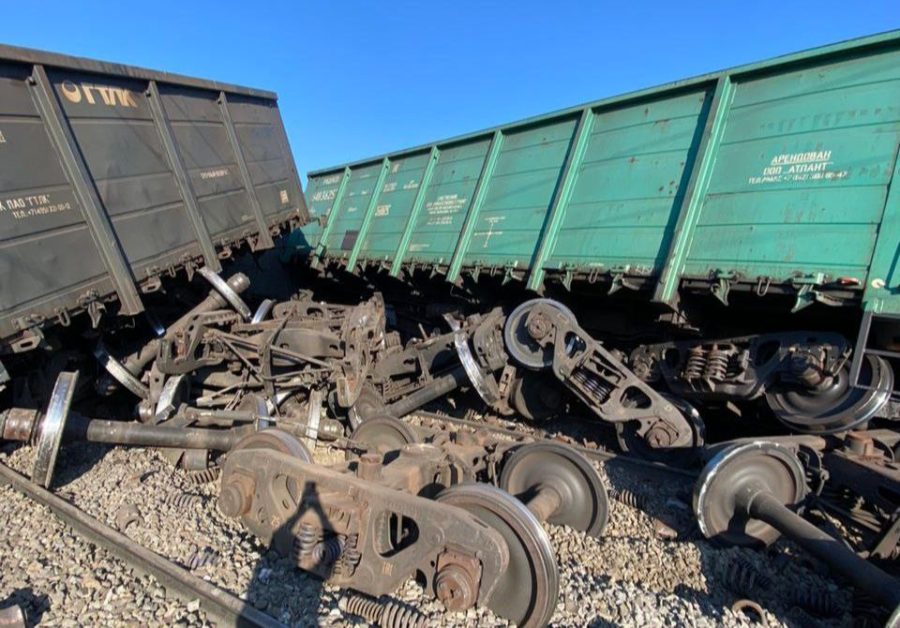 Два десятка вагонов сошли с рельсов из-за легковушки в российском регионе