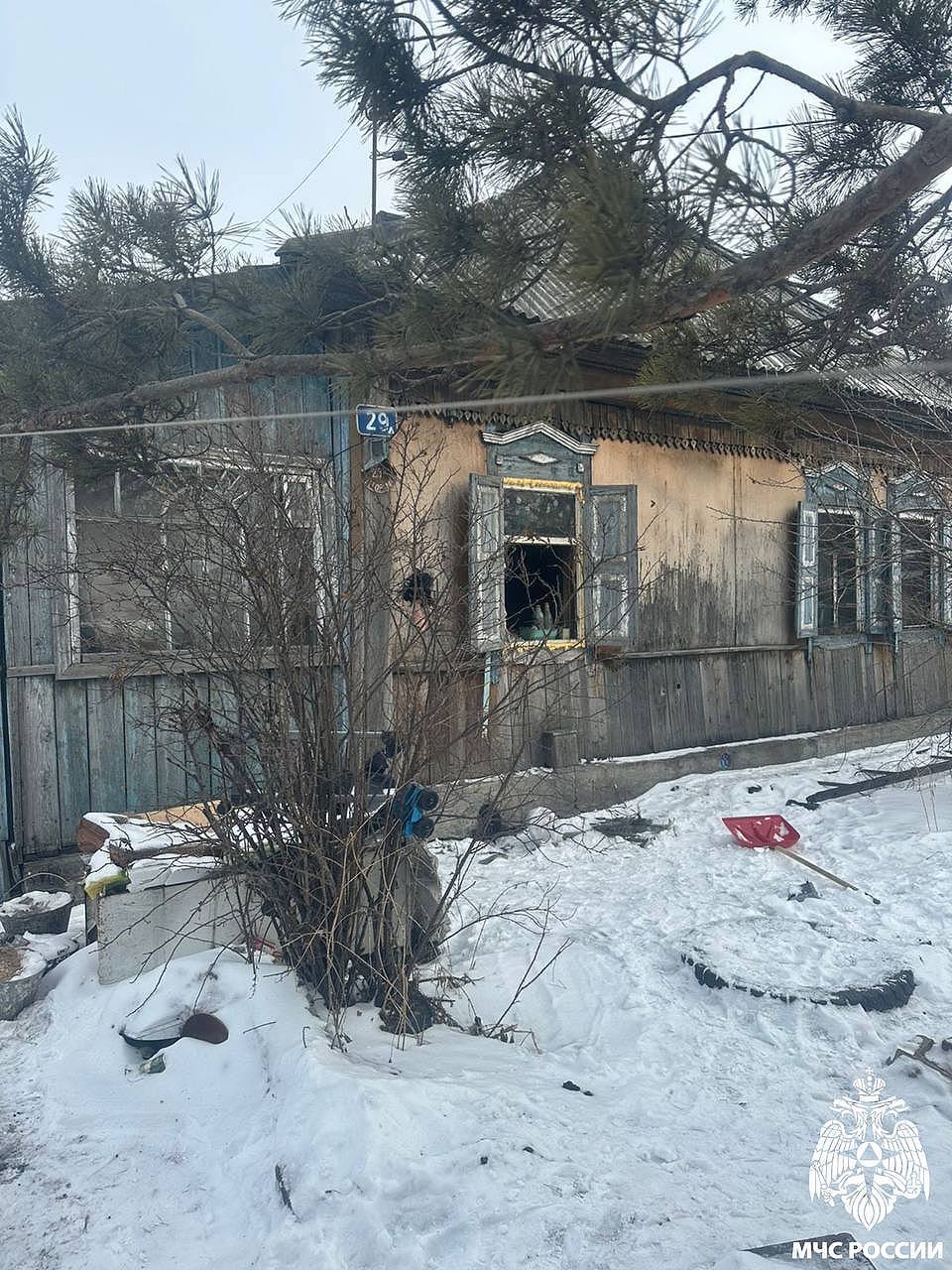 «Малыши были дома одни»: в Кузбассе на пожаре погибли трое детей
