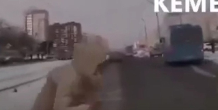 В Сети появилось жуткое видео аварии с пешеходом в Кемерове (18+)