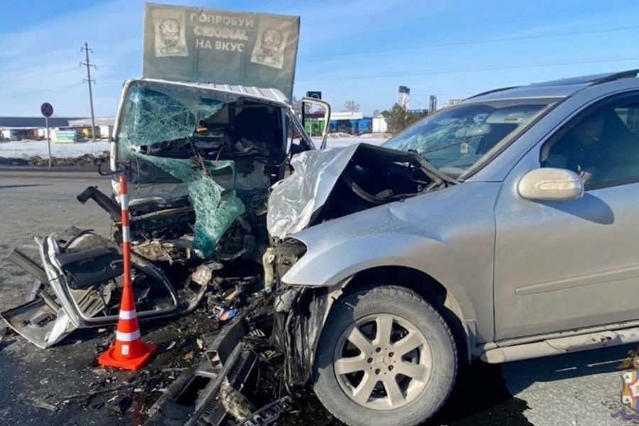 Четыре человека пострадали в жутком  ДТП с грузовиком в Сибири