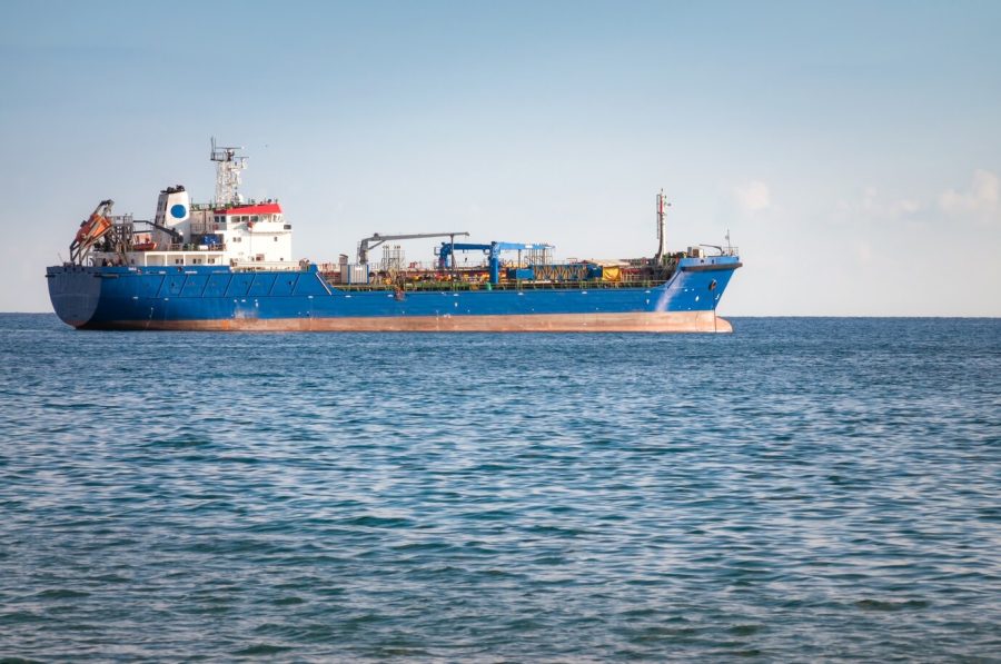 Грузопассажирское судно столкнулось с айбергом в российском регионе