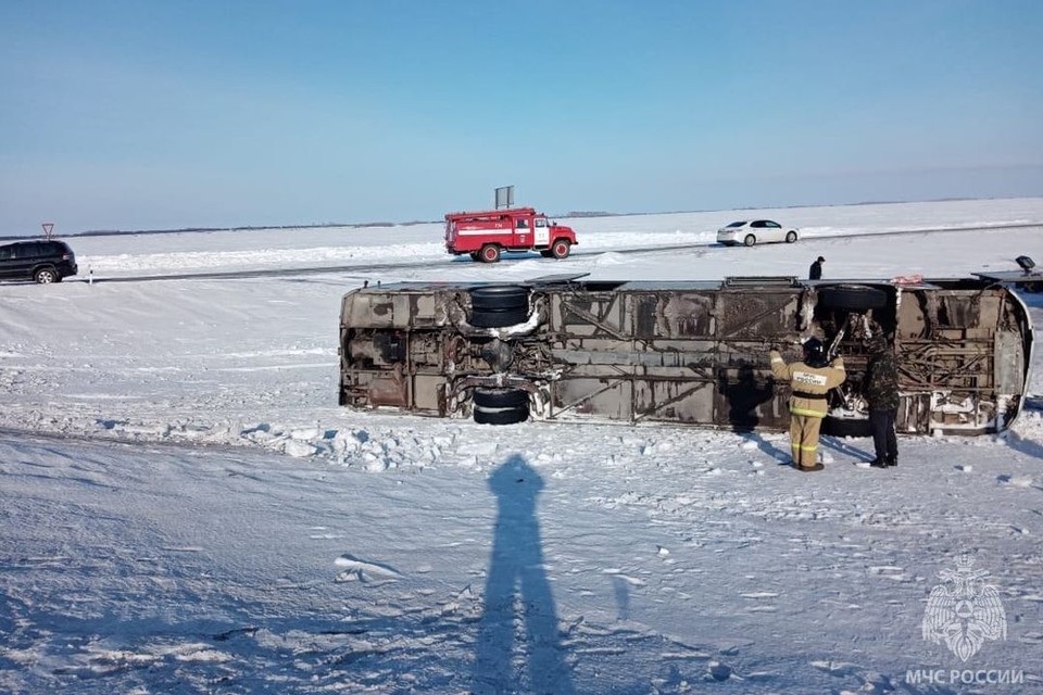 Из-за гололеда в Сибири опрокинулся пассажирский автобус, есть пострадавшие