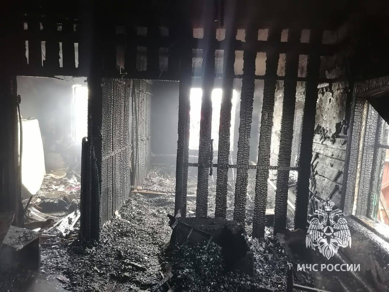 Дети из Сибири решили спрятаться во время сильного пожара