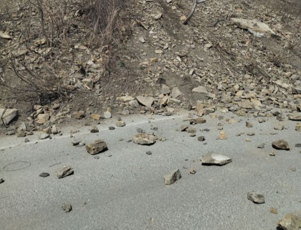 Из-за угрозы камнепада в крупном городе Кузбасса перекрыли дорогу