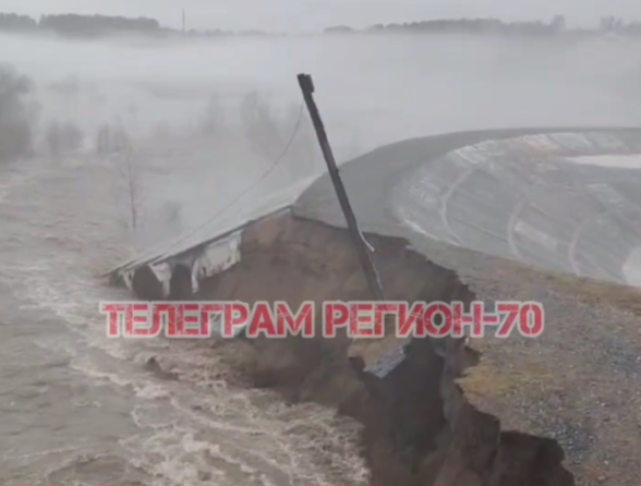 Бушующая Томь разрушает дамбу в крупном городе Сибири