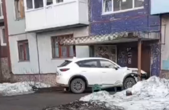 Соцсети: в Кузбассе машина влетела в подъезд жилого дома