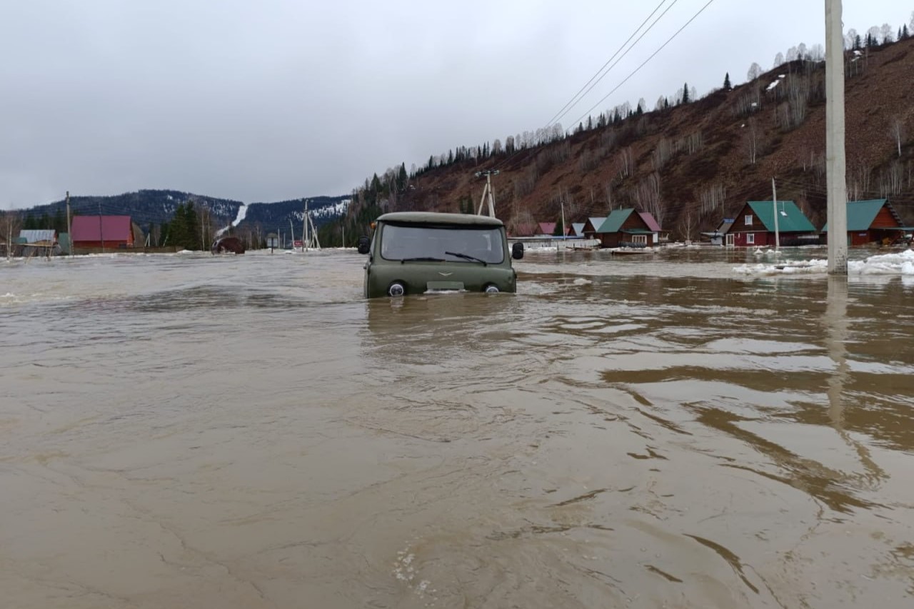 Жители кузбасского посёлка показали, что им довелось пережить во время паводка