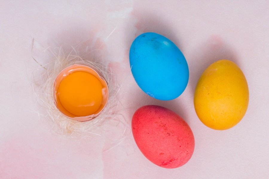 Россиянам назвали самые опасные красители для пасхальных яиц