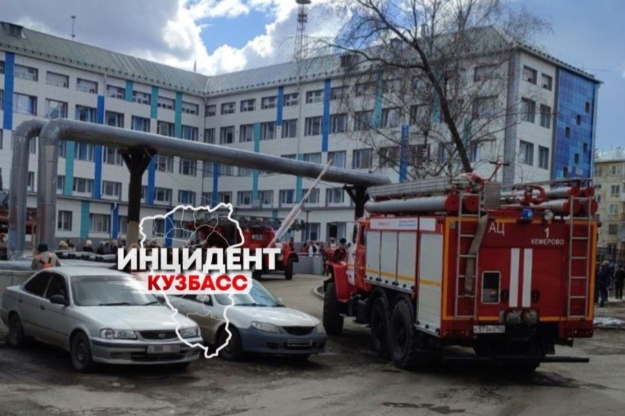Сотрудники СК и прокуратуры выясняют, почему загорелась поликлиника в Кемерове