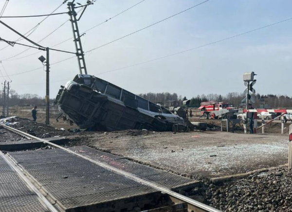 Пассажирский автобус столкнулся с поездом в российском регионе, есть погибшие