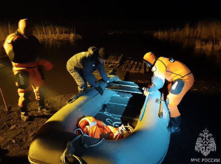 В российском регионе на оторвавшейся льдине застряли более 50 рыбаков