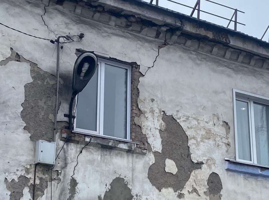 Соцсети: в кузбасском городе в жилом доме обрушился потолок