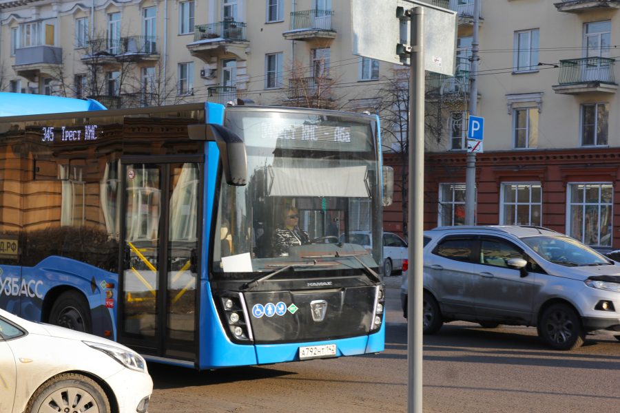 В крупном городе Кузбасса пассажирам придется привыкать к новым маршрутам