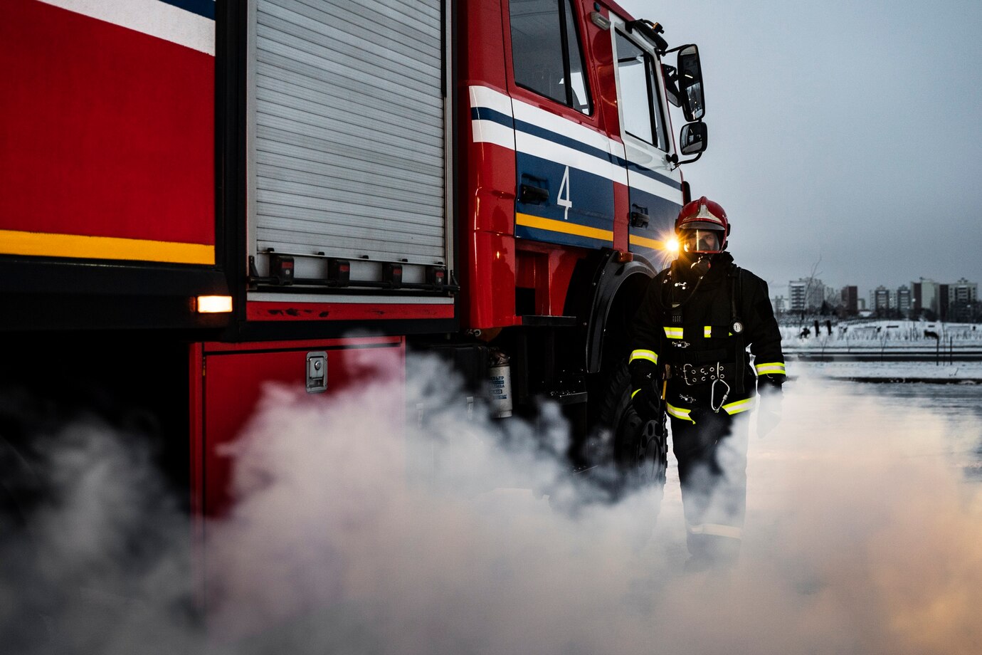 Пожарные ликвидировали возгорание на российском заводе, есть погибшие
