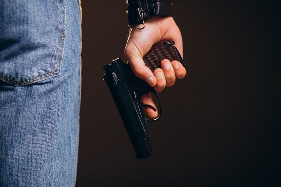 «Перезаряжал и направлял на знакомых»: в Кемерове парень пришел в кафе с пистолетом