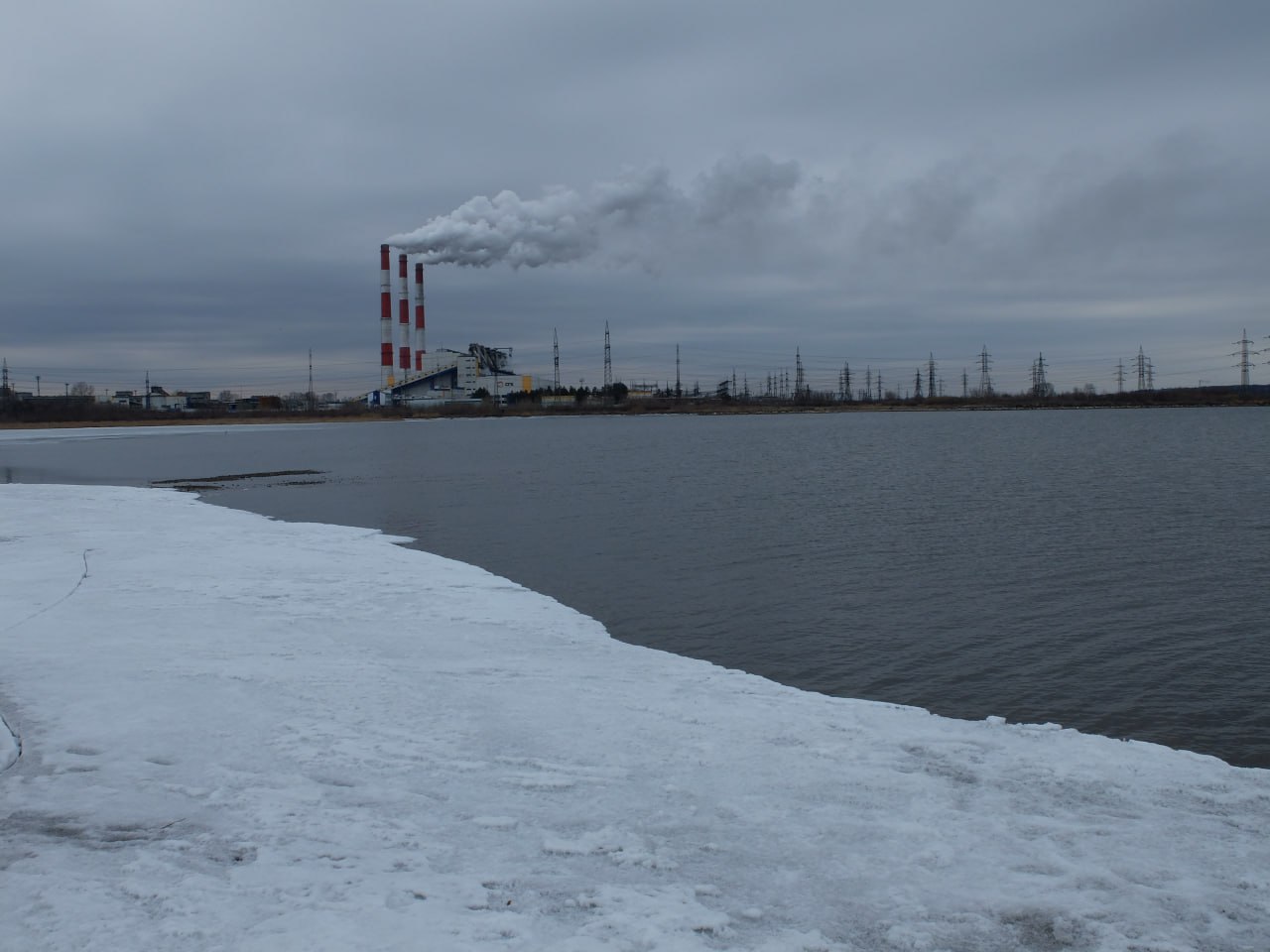 В Кузбассе «Беловское море» опустили на метр