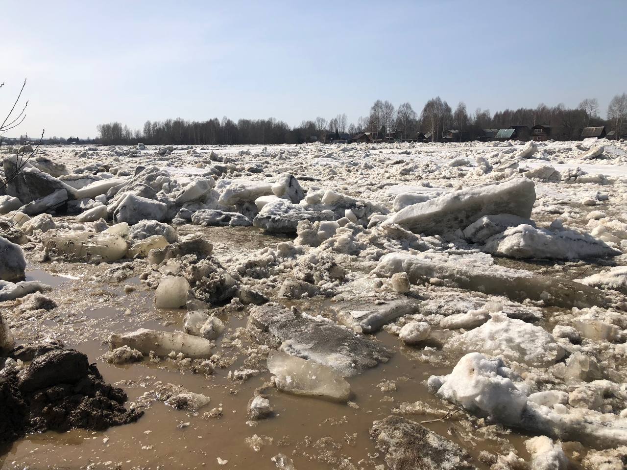 1,5 метра до критической отметки: на кузбасской реке полное течение льда