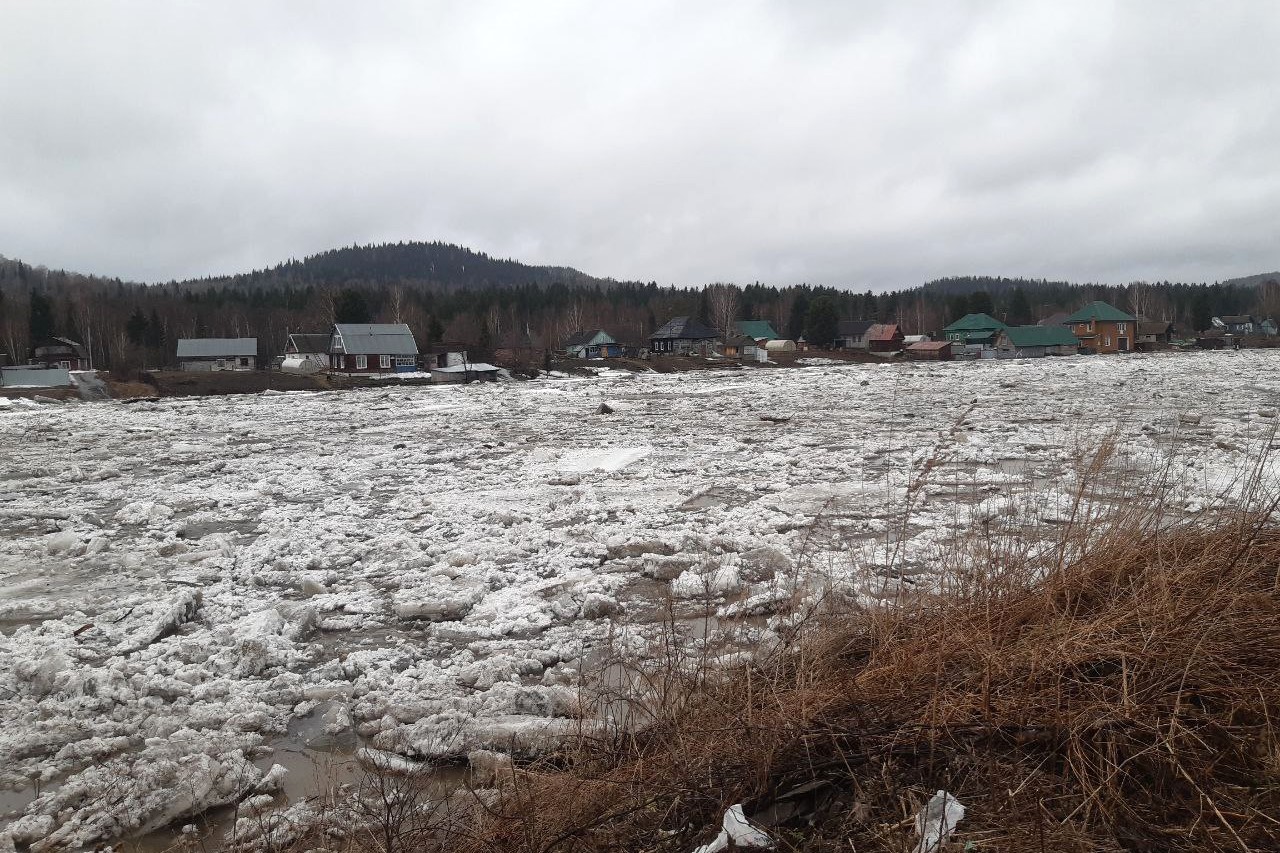 Ледоход «застрял» на реке в опасной близости от поселка в Кузбассе