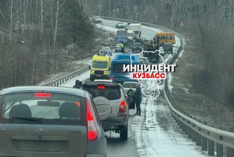 ДТП со школьным автобусом временно перекрыло дорогу в Кузбассе