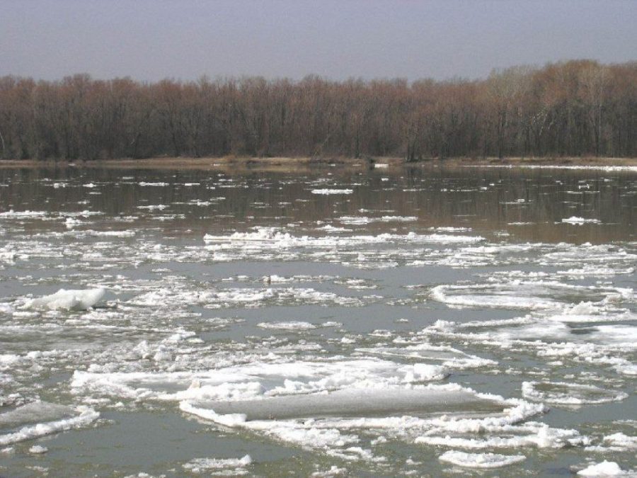 В Кузбассе река изменила русло из-за ледового затора