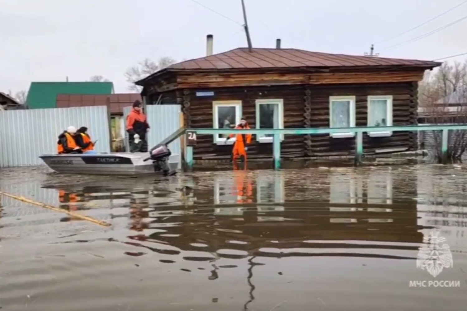 Жителей российского региона спасают от большой воды