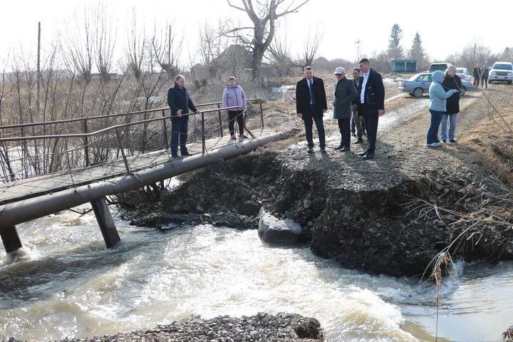 Соцсети: мост и транспортный путь размыло в Кузбассе из-за паводка