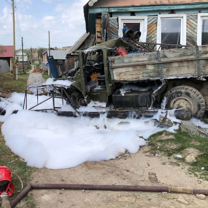 Грузовик с газовыми баллонами врезался в жилой дом в российском регионе
