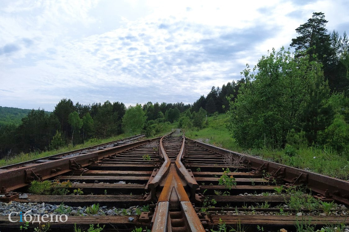 Опасная конструкция нависла над железной дорогой в Кузбассе