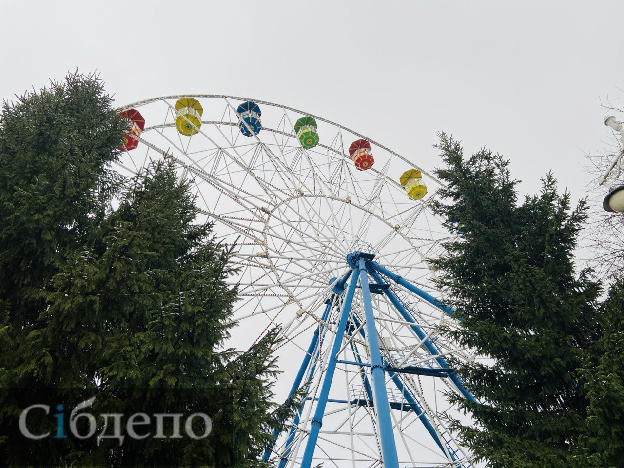 Трое детей выпали с аттракциона в парке российского региона
