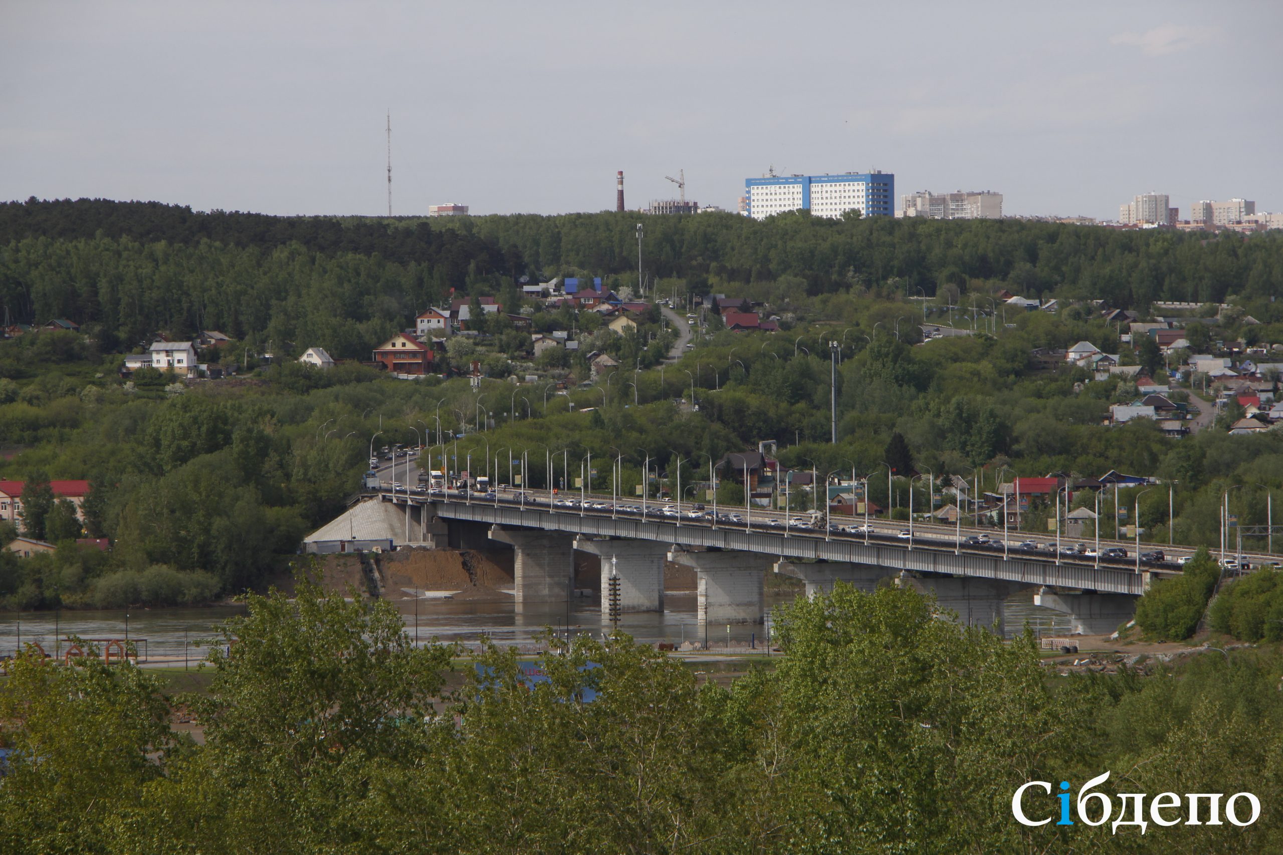 Мегапробки, фуры и несчастные коровы: первый день закрытия моста в Кемерове превратился в транспортный коллапс