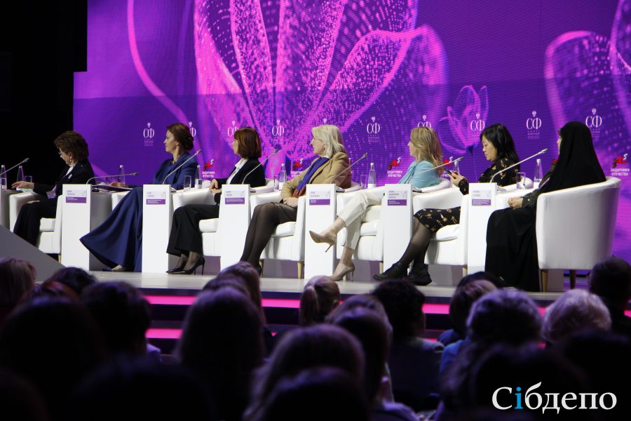 Элегантность, нежность и остросоциальные вопросы: как прошел второй день женского форума в Кузбассе
