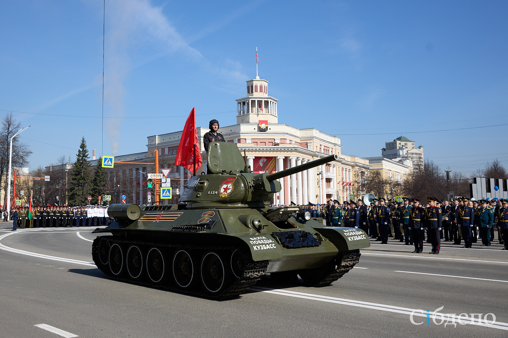Ретроавтомобили, Т-34 и советские пушки: в Кузбассе прошли парады Победы и шествия Бессмертного полка