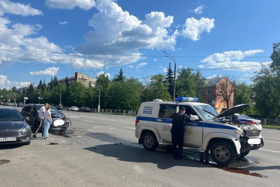 В России произошла авария с участием патрульной машины