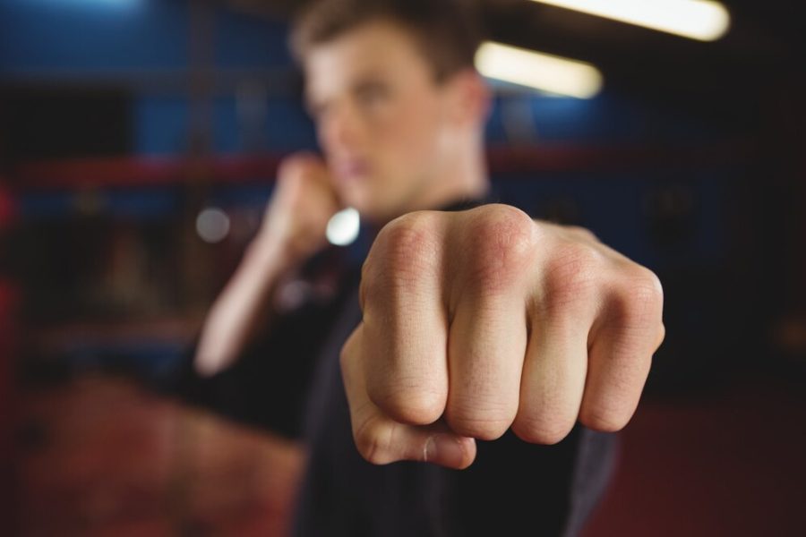В Кемерове агрессивный подросток перепутал детскую площадку с боксерским рингом